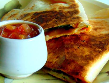 Quesadillas aux poires, frauxmage, et charcuterie végétale