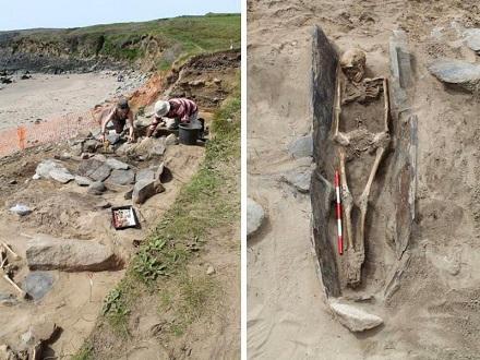 Un cimetière médiéval préservé pendant des siècles grâce aux dunes de sable du Pays de Galles
