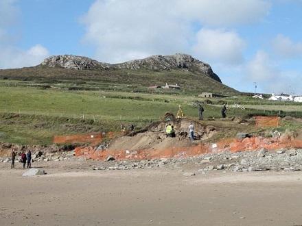 Un cimetière médiéval préservé pendant des siècles grâce aux dunes de sable du Pays de Galles