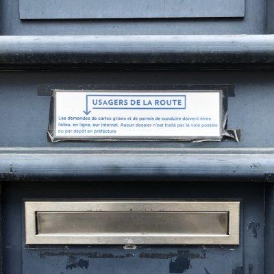 Boîte aux lettres condamnée avec l'inscription « Les demandes doivent être faites en ligne, sur Internet. »