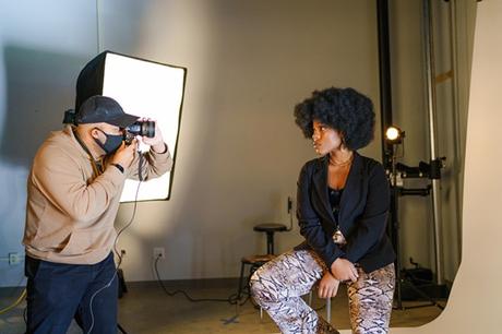 Belonging propose une exposition de portraits au centre-ville de SLO, des vitrines musicales et multimédias organisées pour les entreprises participantes et un événement de narration le 1er août | Arts | San Luis Obispo JOSEPHINE AGORUAH Intimidée pour ses traits « masculins », Joséphine avait l'habitude de « détester, détester, détester » ses cheveux quand ils étaient courts mais maintenant elle adore son afro. Grace Jones l'inspire. - PHOTO AVEC L'AUTORISATION DE STEPHEN HERALDO/COMMUNITY ROOTS PROJECT