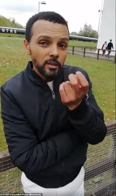 Pédophile, 40 ans, surpris en train de donner un téléphone portable à une fille de 14 ans Pedro Campos, 40 ans, a en effet été la cible d'une opération d'infiltration par des chasseurs pédophiles