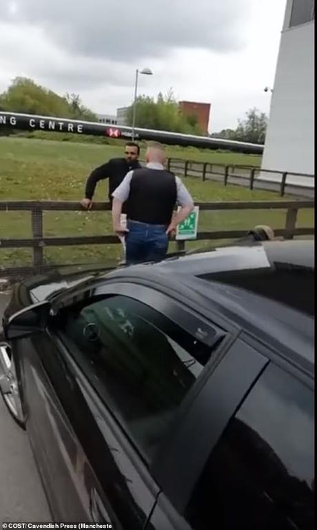 Pédophile, 40 ans, surpris en train de donner un téléphone portable à une fille de 14 ans Il a essayé de se tirer d'affaire en bluffant en disant qu'il voulait donner un de ses téléphones