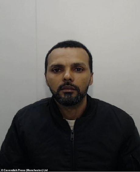 Pédophile, 40 ans, surpris en train de donner un téléphone portable à une fille de 14 ans Cette photo du pédophile a été diffusée par la police après sa condamnation par un tribunal