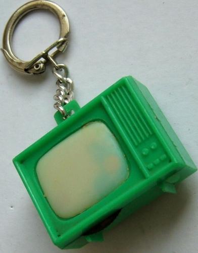 porte-clefs,années soixante,articles publicitaires,plastique,oyonnax,ain,rhône-alpes,haut bugey,vallée des plastiques,plastic vallée,souvenirs,enfance,boulevard dupuy oyonnax,cottet-emard,récit,feuilleton,autobiographie,blog littéraire de christian cottet-emard,articles en plastique,christian cottet-emard,suisse,figurines plastiques,chevalier du guesclin,fourgonnette,opel,montagne,chalet suisse,entreprise cottet-emard,tirette,plaisir d'offrir,fête foraine,boîte à sous,blaise cendrars,eugène ionesco,écrivains,enid blyton,view-master