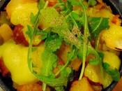 Poutine déjeuner; tites patates, saucisses oeuf véganes