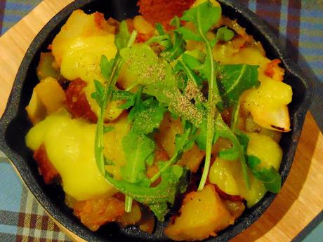 Poutine déjeuner; ou tites patates, saucisses et oeuf véganes