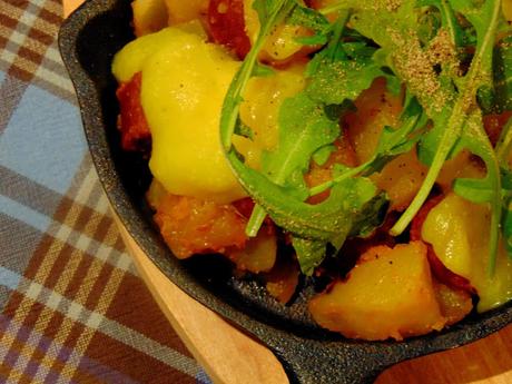 Poutine déjeuner; ou tites patates, saucisses et oeuf véganes