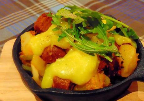 Poutine déjeuner; ou tites patates, saucisses et oeuf véganes