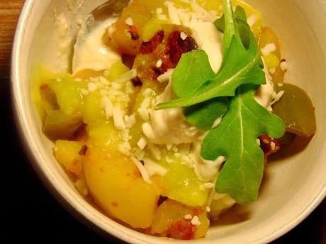 Poutine déjeuner; ou tites patates, saucisses et oeuf véganes