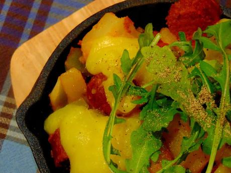 Poutine déjeuner; ou tites patates, saucisses et oeuf véganes