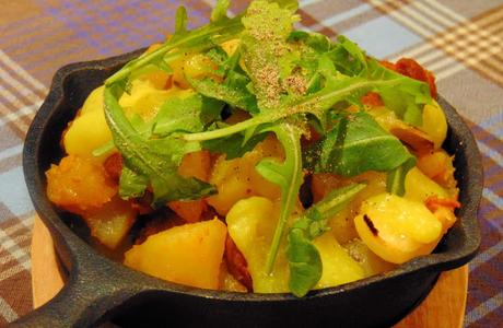 Poutine déjeuner; ou tites patates, saucisses et oeuf véganes