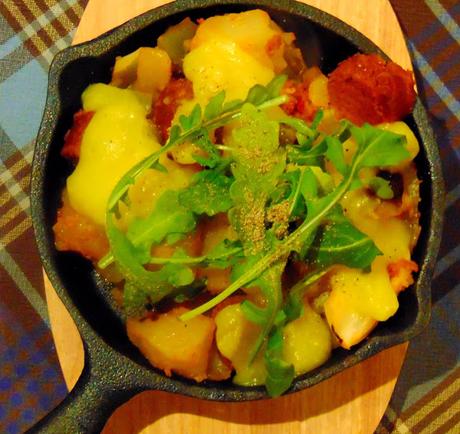 Poutine déjeuner; ou tites patates, saucisses et oeuf véganes