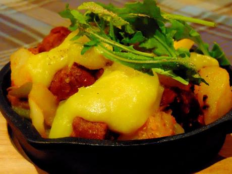 Poutine déjeuner; ou tites patates, saucisses et oeuf véganes