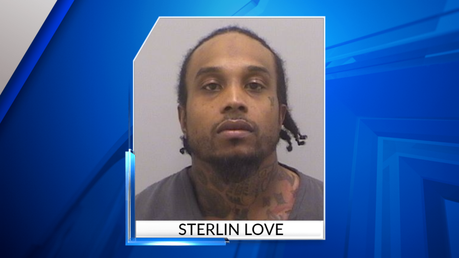 Un homme arrêté pour avoir sauté la clôture de l’aéroport et tenté de monter à bord d’un jet : “La vie n’est pas un jeu vidéo”