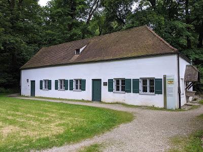 Dörfchen im Schlosspark Nymphenburg — 13 Bilder — Le petit village dans le parc du château de Nymphenburg en 13 photos