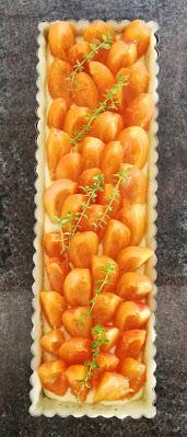 Tarte aux abricots à la crème d'amande & au thym frais