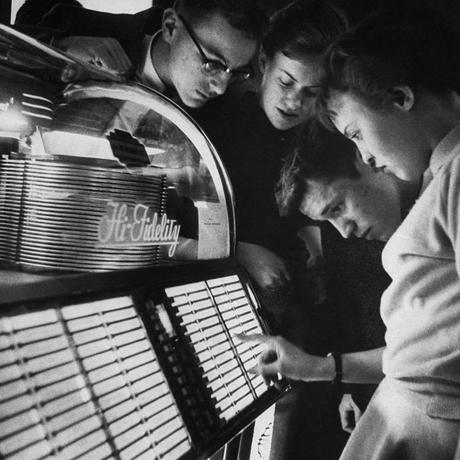 Stan Wayman. A group of teenagers in Chicago, Illinois, selecting music on a jukebox in 1958.