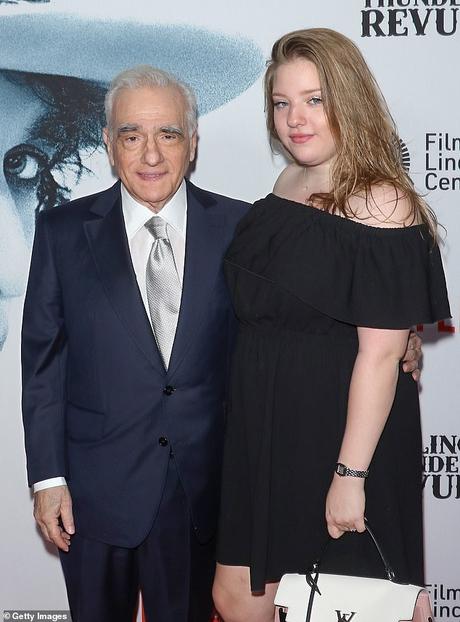 Martin Scorsese, 78 ans, pose avec le portrait de “Mean Streets” que lui a offert sa fille Francesca, 21 ans Papa: Francesca, 21 ans, est la fille du réalisateur avec sa cinquième épouse Helen Morris qu'il a épousée en 1999 photographiée à New York en juin 2019)