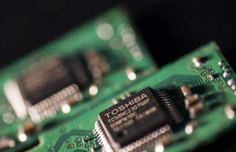 Les Jeux olympiques de Tokyo d’alors et d’aujourd’hui mettent en évidence le long arc du déclin technologique du Japon Toshiba Corp. et d'autres entreprises japonaises perdent face à leurs concurrents étrangers dans la fabrication de puces. | BLOOMBERG