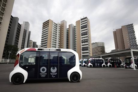 Les Jeux olympiques de Tokyo d’alors et d’aujourd’hui mettent en évidence le long arc du déclin technologique du Japon Les véhicules électriques autonomes e-Palette de Toyota au village olympique et paralympique de Tokyo. | BLOOMBERG