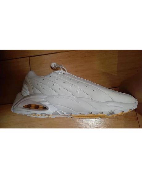 Voici les premières images des deux paires de Nike x Drake Voici les premières images des deux paires de Nike x Drake