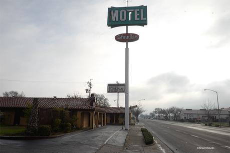 Un motel est vu à Merced.