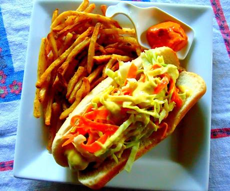 Hot-dog à la moutarde à l'ananas et à la salade de chou Hot-dog à la moutarde à l'ananas et à la salade de chou