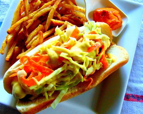 Hot-dog à la moutarde à l'ananas et à la salade de chou Hot-dog à la moutarde à l'ananas et à la salade de chou