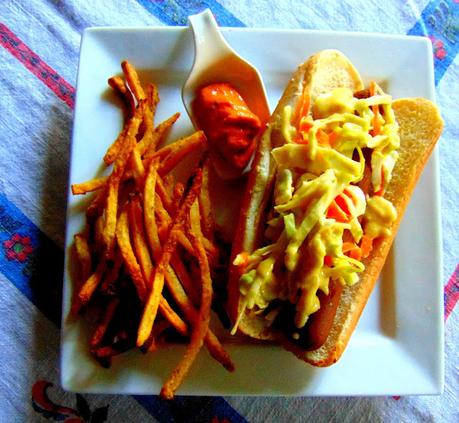 Hot-dog à la moutarde à l'ananas et à la salade de chou Hot-dog à la moutarde à l'ananas et à la salade de chou