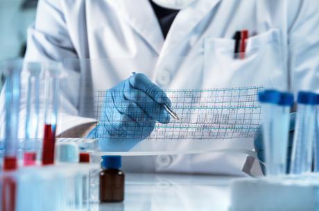 Face à l'émergence possible de variants « inattendus » du SRAS-CoV-2 ouvant s’avérer résistants aux vaccins, certaines équipes optent pour la recherche d’un traitement universel  efficace contre tous les coronavirus et leurs variants (Visuel adobe Stock 206681170). 