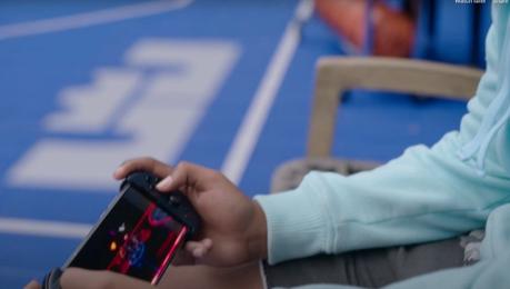 LeBron Junior joue à son propre jeu sur une console.  C'est impressionnant.  Comment est-il arrivé là-bas ?  A-t-il réussi à obtenir un kit de développement d'une manière ou d'une autre ?  Dis-nous tes secrets, Dom