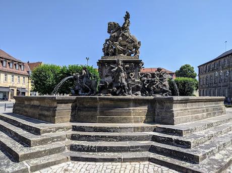 Bayreuth — Margrafenbrunnen / la fontaine du Margrave — 11 Bilder / 11 photos