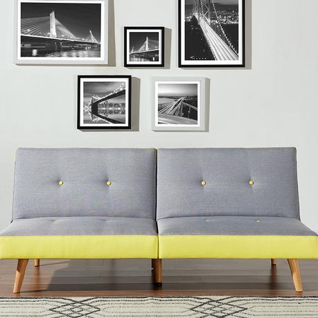 canapé deux place avec pieds boisés gris jaune déco murale tableau noir et blanc