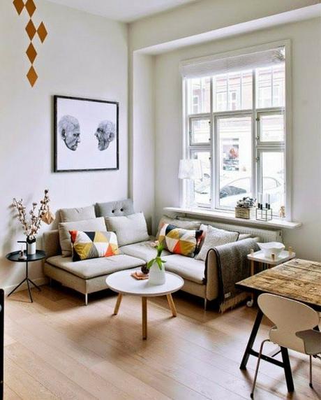 petit salon canapé d'angle gris beige table basse ronde coussin vintage rouge orange blog deco