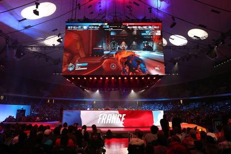 L’esport sera-t-il le prochain grand événement aux Jeux olympiques ? La France et la Suède s'affrontent lors du match de demi-finale de la Coupe du monde Overwatch à la BlizzCon 2017 au Anaheim Convention Center le 3 novembre 2017 à Anaheim, en Californie.