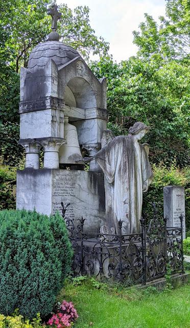 Ewige Ruhe — Westfriedhof München — 15 Bilder / 15 photos  — Repos éternel au Cimetière de l'ouest de Munich