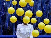 grappes ballons brillants enveloppent photographe Fares Micue dans autoportraits expressifs