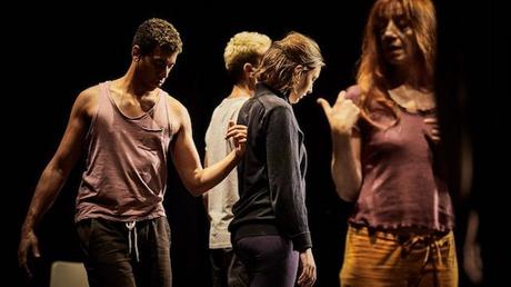 Avignon 2021 – Le cabaret des absents : une fable onirique poétique et déroutante