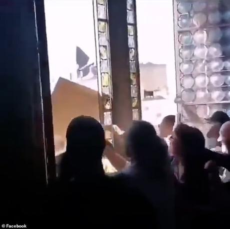 Des manifestants français tamponnent le portrait de Macron et le déchirent après avoir pris d’assaut la mairie de Poitiers Des images des scènes chaotiques montrent la foule piétinant le portrait de Macron avant de le déchirer et de le jeter par la fenêtre alors qu'une foule à l'extérieur applaudit