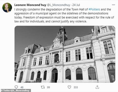 Des manifestants français tamponnent le portrait de Macron et le déchirent après avoir pris d’assaut la mairie de Poitiers La maire de Poitiers, Léonor Moncond'huy, a condamné les manifestants qui, selon elle, avaient également agressé un agent municipal.