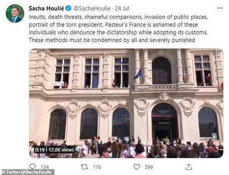 Des manifestants français tamponnent le portrait de Macron et le déchirent après avoir pris d’assaut la mairie de Poitiers