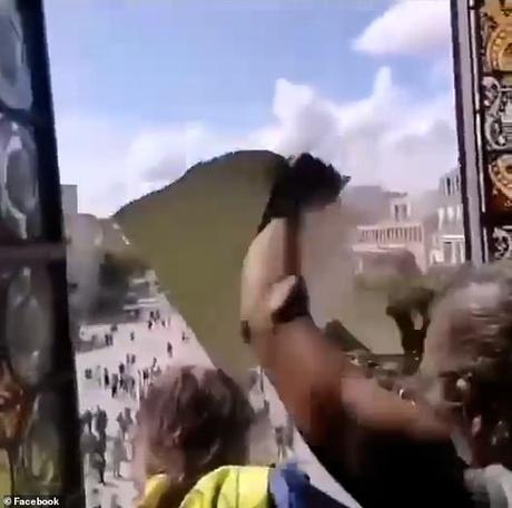 Des manifestants français tamponnent le portrait de Macron et le déchirent après avoir pris d’assaut la mairie de Poitiers Environ 700 personnes s'étaient rassemblées dans la ville occidentale de Poitiers pour une manifestation contre le nouveau système français de passeport vaccinal lorsque plusieurs dizaines ont envahi le bâtiment du gouvernement. Sur la photo: des manifestants tiennent un portrait d'Emmanuel Macron par la fenêtre de la mairie de Poitiers