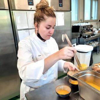 Jeanne Gleize en cuisine avec son père © Patrick Faus