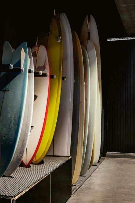 Longère moderne en Australie sous-sol garage rangement planche surf rack