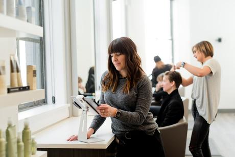 Découvre Planity, la plateforme en ligne qui permet de prendre rendez-vous chez le coiffeur en quelques clics