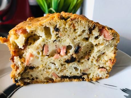 Cake salé chèvre, olives, saucisses et d’autres…