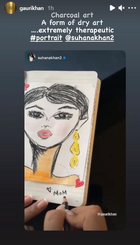 Suhana Khan s’essaye au fusain pour dessiner le portrait de sa mère ;  Gauri Khan qualifie cela d’«extrêmement thérapeutique»