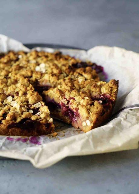 tarte crumble , fruits d'été , tarte aux pêches , recette facile aux fruits