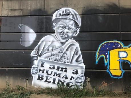 Des portraits de Pittsburghers noirs mettront en valeur la peinture murale révisée de Riverfront les vies noires comptent détail mural